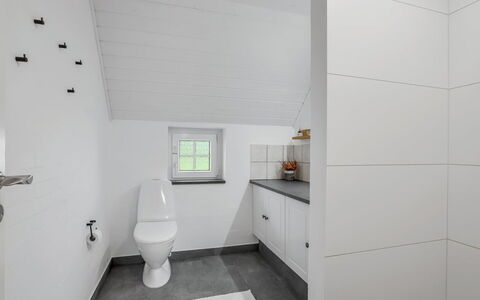 Krok - 1.2Km from the Sea: Flooring, Verdieping, Hout, Loodgieterswerkinrichting, Interieur Ontwerp, Plafond, Badkamer, Toilet, Loodgieter, Tegel