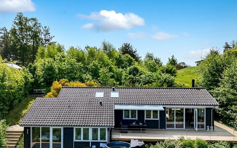 Ufej - 2.5Km from the Sea: Huis, Huis, Deur, Dak, Verblijf, Landgoed, Tuin, Schaduw, Siding, Werf