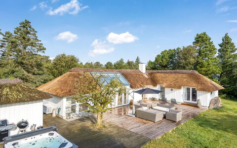 Verner - 900M from the Sea: Plafond, Flooring, Interieur Ontwerp, Verdieping, Samengesteld Materiaal, Meubilair, Toevlucht, Hotel, Ontwerp, Daylighting