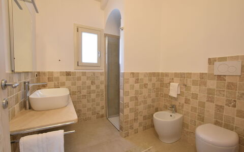 Villa Helios - Budoni, Sardegna: Wastafel, Spiegel, Badkamer, Loodgieterswerkinrichting, Purper, Wastafel In De Badkamer, Verdieping, Flooring, Kraan