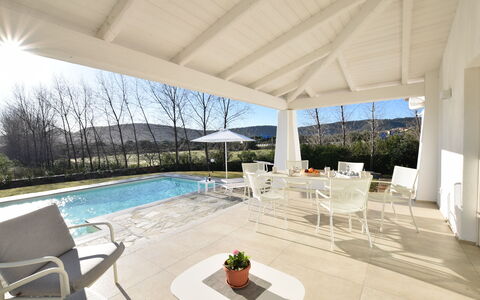 Villa Helios - Budoni, Sardegna: Fabriek, Water, Eigendom, Meubilair, Lucht, Tafel, Schaduw, Interieur Ontwerp, Architectuur, Zwembad