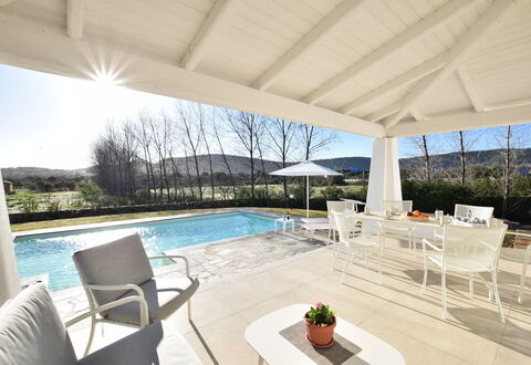 Villa Helios - Budoni, Sardegna: Water, Lucht, Fabriek, Eigendom, Meubilair, Tafel, Stoel, Zwembad, Schaduw, Venster