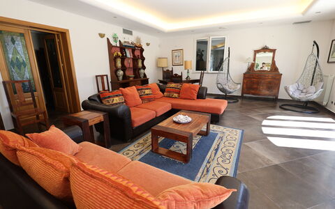 Villa Rosarno: Fotolijst, Meubilair, Bankstel, Tafel, Comfort, Hout, Woonkamer, Slaapbank, Oranje, Lamp