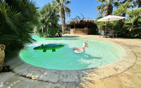 Villa Rosarno: Water, Azure, Boom, Fabriek, Lucht, Zwembad, Schaduw, Arecales, Vrije Tijd, Aqua