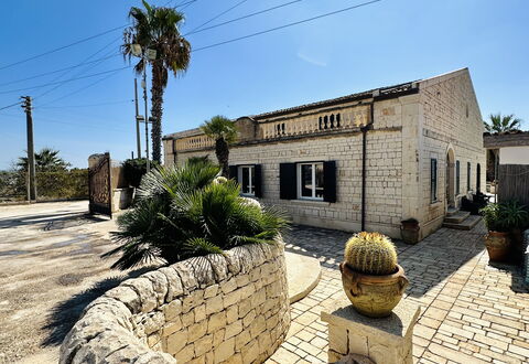 Villa Rosarno: Lucht, Fabriek, Venster, Boom, Biome, Landschap, Beeldhouwwerk, Kunst, Gras