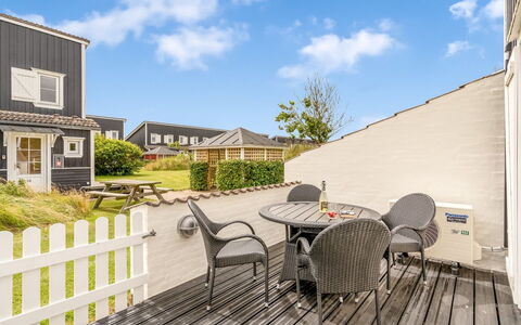 Milly - 150M to the Fjord: Meubilair, Interieur Ontwerp, Flooring, Verdieping, Plafond, Kamer, Stoel, Tafel, Appartement, Keuken En Eettafel