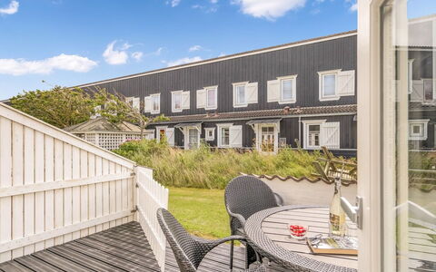 Milly - 150M to the Fjord: Meubilair, Interieur Ontwerp, Flooring, Verdieping, Plafond, Kamer, Stoel, Tafel, Appartement, Keuken En Eettafel