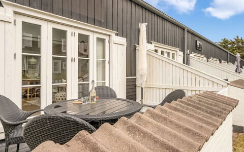 Milly - 150M to the Fjord: Meubilair, Interieur Ontwerp, Flooring, Verdieping, Plafond, Kamer, Stoel, Tafel, Appartement, Keuken En Eettafel