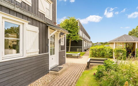Milly - 150M to the Fjord: Meubilair, Interieur Ontwerp, Flooring, Verdieping, Plafond, Kamer, Stoel, Tafel, Appartement, Keuken En Eettafel