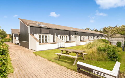 Milly - 150M to the Fjord: Meubilair, Interieur Ontwerp, Flooring, Verdieping, Plafond, Kamer, Stoel, Tafel, Appartement, Keuken En Eettafel