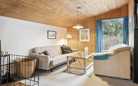 Suri - 200M to the Fjord: Meubilair, Interieur Ontwerp, Flooring, Verdieping, Plafond, Kamer, Stoel, Tafel, Appartement, Keuken En Eettafel