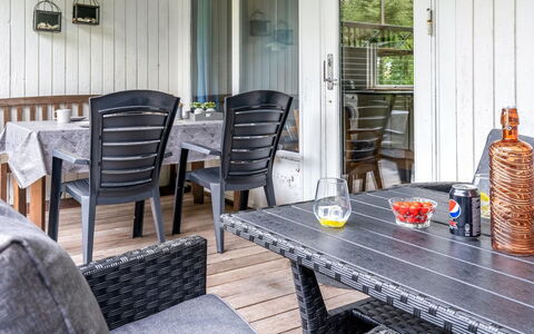 Suri - 200M to the Fjord: Meubilair, Interieur Ontwerp, Flooring, Verdieping, Plafond, Kamer, Stoel, Tafel, Appartement, Keuken En Eettafel