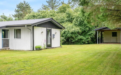 Suri - 200M to the Fjord: Meubilair, Interieur Ontwerp, Flooring, Verdieping, Plafond, Kamer, Stoel, Tafel, Appartement, Keuken En Eettafel