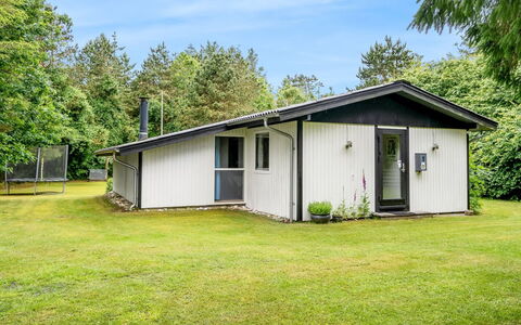 Suri - 200M to the Fjord: Meubilair, Interieur Ontwerp, Flooring, Verdieping, Plafond, Kamer, Stoel, Tafel, Appartement, Keuken En Eettafel