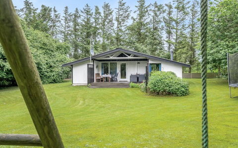 Suri - 200M to the Fjord: Meubilair, Interieur Ontwerp, Flooring, Verdieping, Plafond, Kamer, Stoel, Tafel, Appartement, Keuken En Eettafel