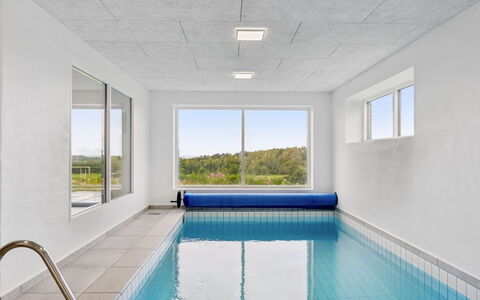 Ann - 1.3Km from the Sea: Plafond, Flooring, Verdieping, Interieur Ontwerp, Daylighting, Zwembad, Gips, Hotel