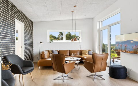 Ann - 1.3Km from the Sea: Meubilair, Interieur Ontwerp, Flooring, Muur, Verdieping, Hout, Stoel, Woonkamer, Plafond, Verlichting