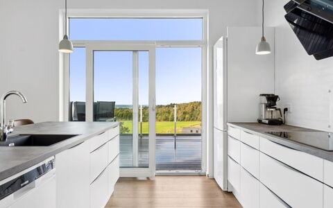 Ann - 1.3Km from the Sea: Keuken, Countertop, Flooring, Toestel Van De Keuken, Verdieping, Interieur Ontwerp, Hout, Meubilair, Houten Vloer, Cabinetry