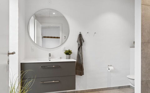 Ann - 1.3Km from the Sea: Flooring, Badkamerkast, Interieur Ontwerp, Verdieping, Loodgieterswerkinrichting, Wastafel In De Badkamer, Wastafel, Meubilair, Badkamer, Kraan