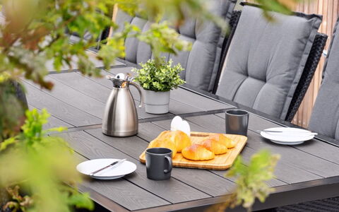 Ann - 1.3Km from the Sea: Tableware, Voedsel, Buitentafel, Dishware, Serveware, Buitenmeubels, Bloempot, Plank
