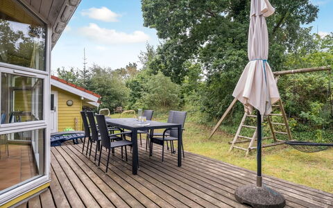 Unto - 100M from the Sea: Meubilair, Interieur Ontwerp, Flooring, Verdieping, Plafond, Kamer, Stoel, Tafel, Appartement, Keuken En Eettafel
