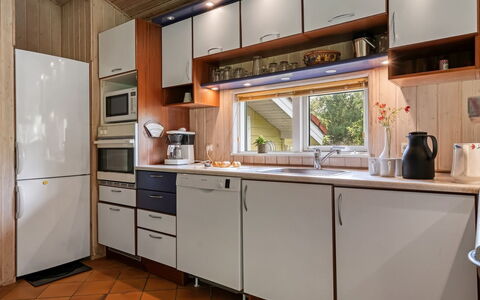 Unto - 100M from the Sea: Keuken, Toestel Van De Keuken, Countertop, Major Appliance, Cabinetry, Interieur Ontwerp, Hout, Flooring, Meubilair, Huishoudapparatuur