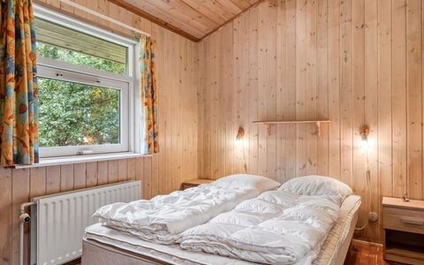Unto - 100M from the Sea: Slaapkamer, Hout, Bed, Laken, Bedding, Plafond, Interieur Ontwerp, Bed Frame, Huis, Kamer