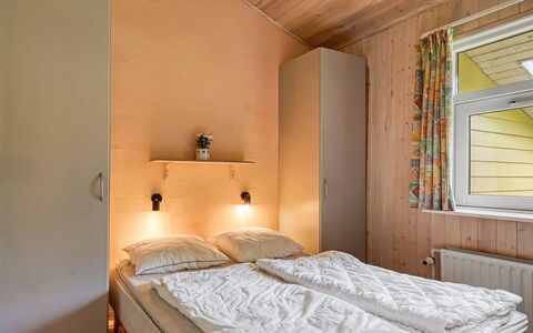 Unto - 100M from the Sea: Muur, Hout, Slaapkamer, Interieur Ontwerp, Bed, Verdieping, Flooring, Plafond, Laken, Kamer