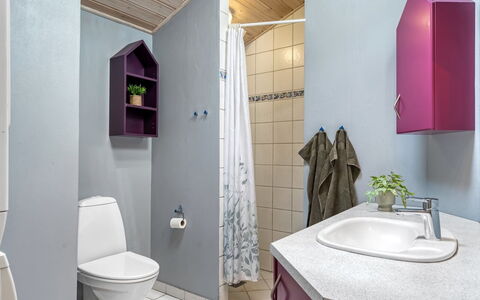 Unto - 100M from the Sea: Loodgieterswerkinrichting, Flooring, Interieur Ontwerp, Badkamer, Verdieping, Wastafel, Toilet, Loodgieter, Kraan, Kamer