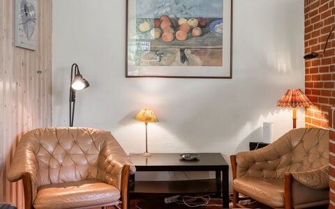 Unto - 100M from the Sea: Meubilair, Interieur Ontwerp, Muur, Flooring, Verdieping, Hout, Fotolijst, Woonkamer, Verlichting, Stoel