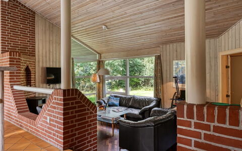 Unto - 100M from the Sea: Hout, Flooring, Interieur Ontwerp, Plafond, Verdieping, Meubilair, Woonkamer, Bankstel, Kamer, Beits