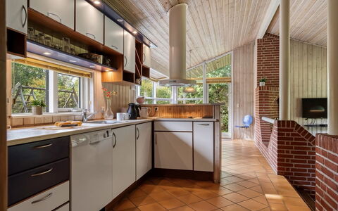 Unto - 100M from the Sea: Keuken, Interieur Ontwerp, Countertop, Flooring, Hout, Plafond, Lichte Inrichting, Toestel Van De Keuken, Cabinetry, Meubilair