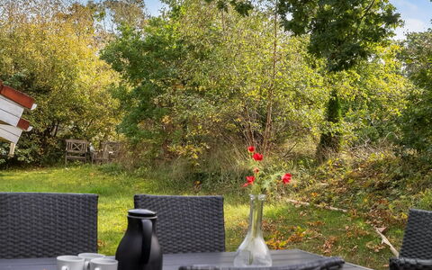 Unto - 100M from the Sea: Blad, Meubilair, Buitenmeubels, Struik, Stoel, Tuin, Buitentafel, De Lente, Zonlicht, Schaduw