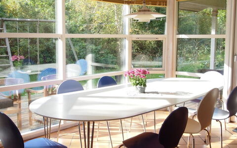 Unto - 100M from the Sea: Meubilair, Interieur Ontwerp, Flooring, Verdieping, Plafond, Kamer, Stoel, Tafel, Appartement, Keuken En Eettafel