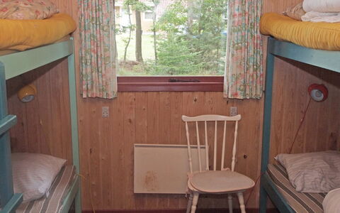 Friis - 100M from the Sea: Hout, Meubilair, Slaapkamer, Interieur Ontwerp, Bed, Laken, Stapelbed, Bedding, Kamer, Verdieping
