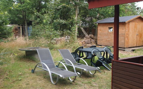 Friis - 100M from the Sea: Hout, Meubilair, Buitenmeubels, Tuin, Backyard, Stoel, Werf, Buitentafel, Gazon, Schaduw
