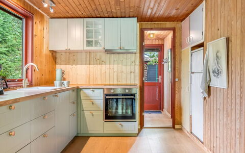 Friis - 100M from the Sea: Flooring, Hout, Interieur Ontwerp, Keuken, Verdieping, Plafond, Toestel Van De Keuken, Countertop, Major Appliance, Cabinetry