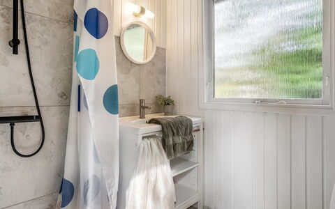 Friis - 100M from the Sea: Interieur Ontwerp, Loodgieterswerkinrichting, Badkamer, Flooring, Verdieping, Kamer, Loodgieter, Linens, Plafond, Kraan