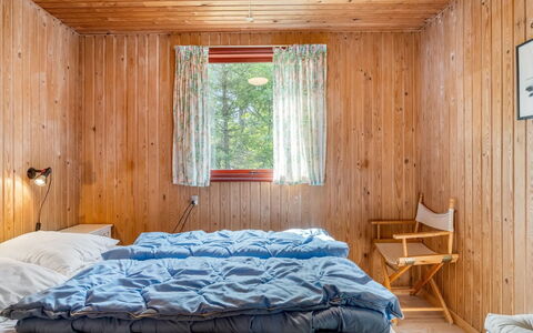 Friis - 100M from the Sea: Interieur Ontwerp, Hout, Flooring, Verdieping, Slaapkamer, Meubilair, Plafond, Bed, Laken, Kamer