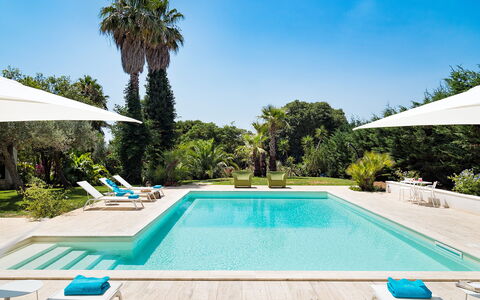 Casa Fiore - Salemi, Sicilia: Water, Fabriek, Eigendom, Lucht, Zwembad, Azure, Natuur, Boom, Schaduw, Gras