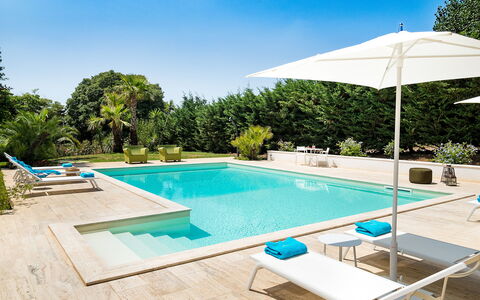 Casa Fiore - Salemi, Sicilia: Water, Lucht, Eigendom, Gebouw, Zwembad, Azure, Fabriek, Boom, Schaduw, Rechthoek