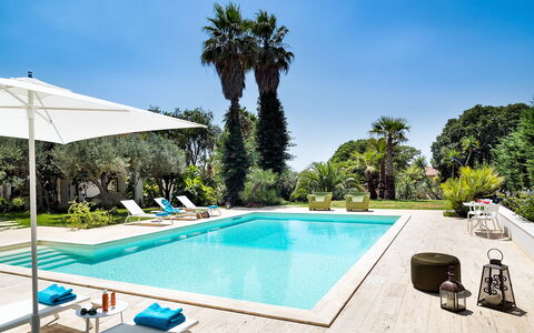 Casa Fiore - Salemi, Sicilia: Water, Lucht, Fabriek, Eigendom, Zwembad, Azure, Boom, Buitenmeubels, Schaduw, Vrije Tijd