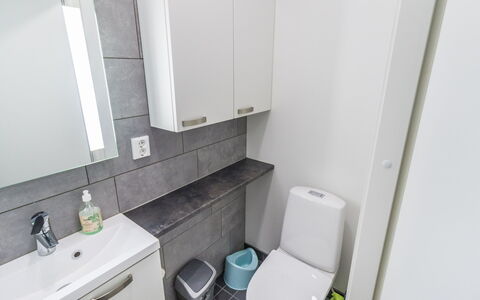 Villa Maria: Wc Bril, Loodgieterswerkinrichting, Badkamer, Toilet, Flooring, Wastafel In De Badkamer, Verdieping, Wastafel, Interieur Ontwerp, Badkamerkast