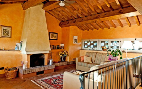 Cottage Botinaccio: Eigendom, Meubilair, Bankstel, Gebouw, Hout, Interieur Ontwerp, Fotolijst, Woonkamer, Muur, Venster