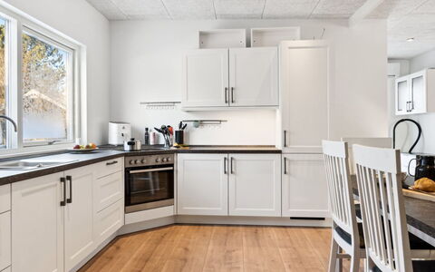Scalli - 1.5Km to the Fjord: Keuken, Flooring, Toestel Van De Keuken, Hout, Interieur Ontwerp, Major Appliance, Countertop, Plafond, Meubilair, Verdieping