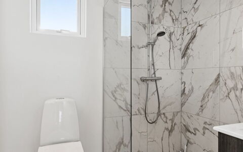 Scalli - 1.5Km to the Fjord: Flooring, Verdieping, Interieur Ontwerp, Loodgieterswerkinrichting, Loodgieter, Badkamer, Tegel, Toilet