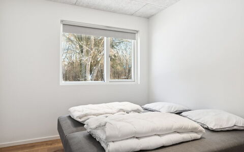 Scalli - 1.5Km to the Fjord: Slaapkamer, Hout, Bed, Plafond, Interieur Ontwerp, Bedding, Laken, Verdieping, Flooring, Kamer