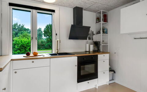 Elisa - 600M from the Sea: Keuken, Toestel Van De Keuken, Countertop, Flooring, Major Appliance, Hout, Interieur Ontwerp, Plafond, Lichte Inrichting, Cabinetry