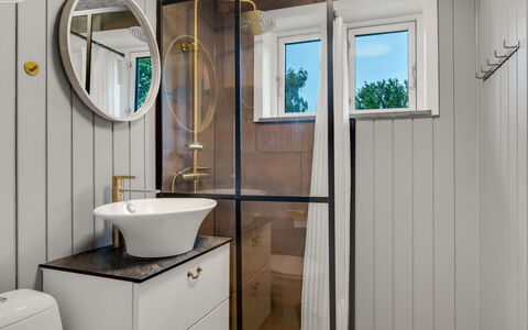 Elisa - 600M from the Sea: Loodgieterswerkinrichting, Interieur Ontwerp, Badkamer, Loodgieter, Kraan, Spiegel, Wastafel, Toilet, Badkamerkast