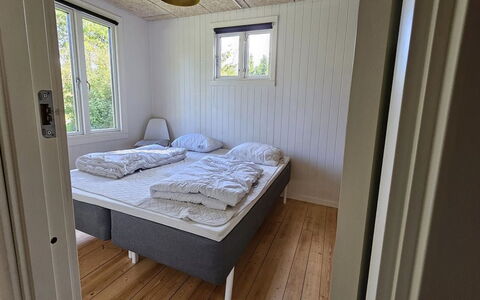 Elisa - 600M from the Sea: Hout, Slaapkamer, Verdieping, Flooring, Bed, Bed Frame, Huis, Bedding, Laken, Kamer